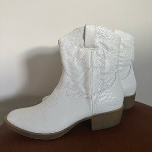 NWOB White Cowgirl Ankle Boots